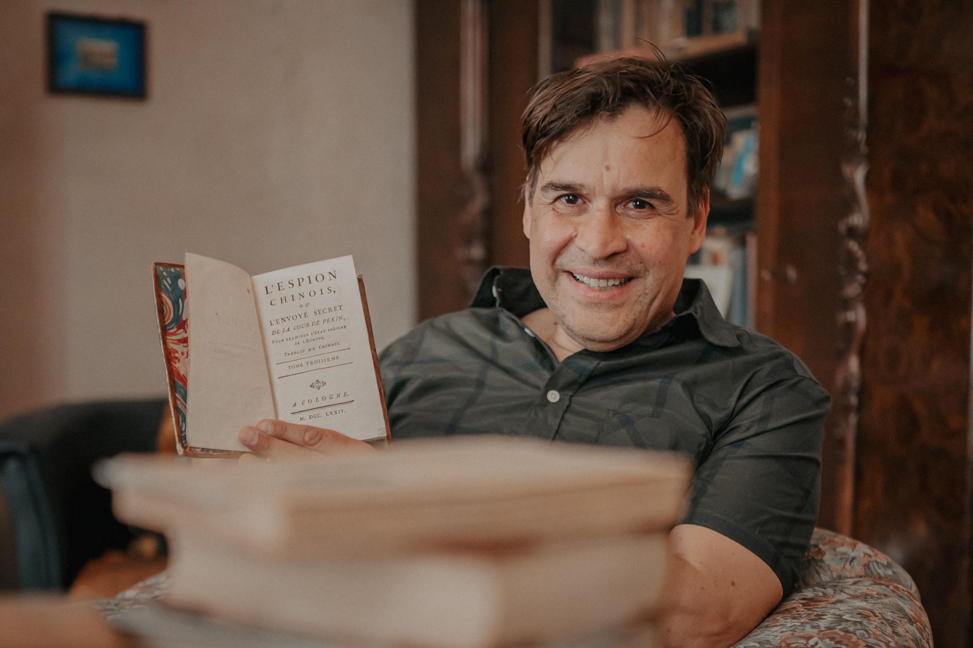 Casanova-Experte Ansgar Bach mit einem Original aus dem 18. Jahrhundert: In dem Buch „L'Espion chinois“ des Abenteurers Ange Goudar findet man auch einige Texte von Casanova, der mit Goudar befreundet war. Verlegt wurde das Buch in Köln.