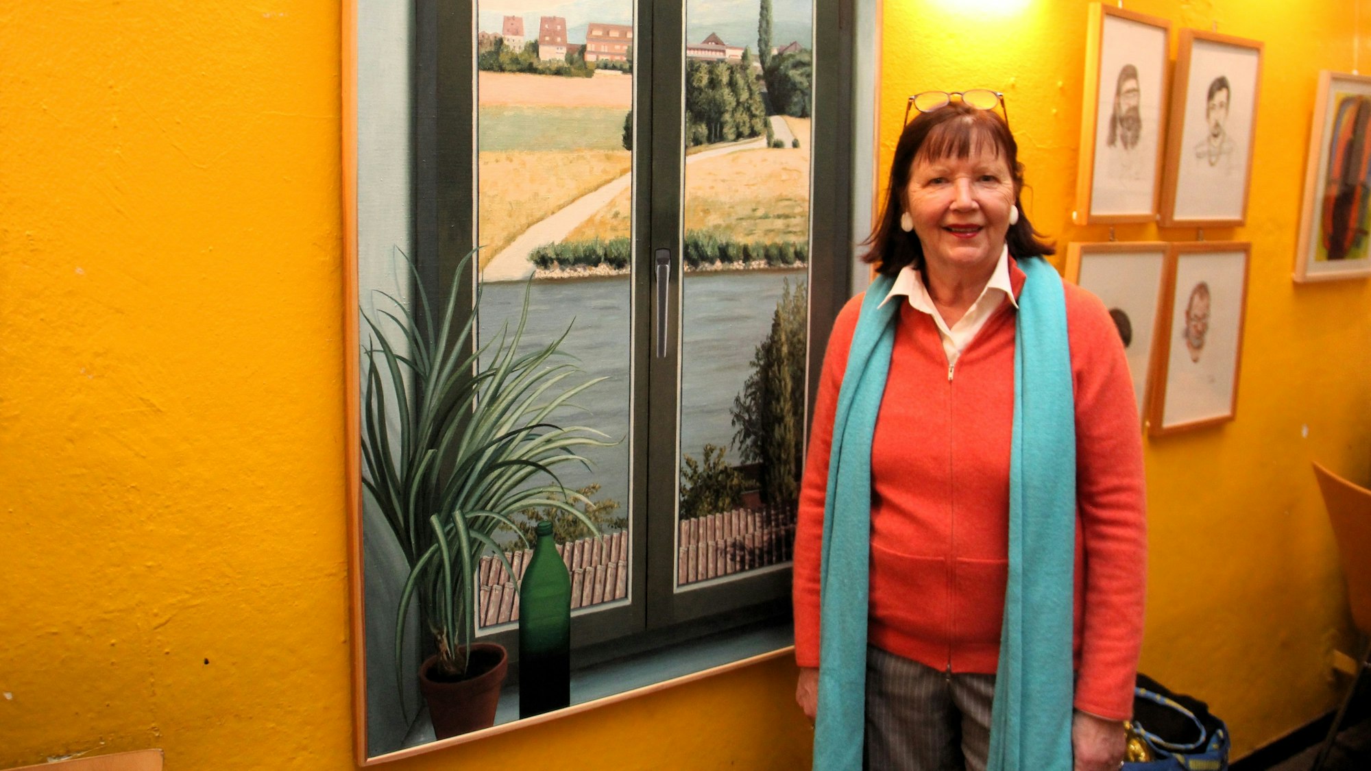 Kuratorin Elvira Reith ist versucht, die Fenster des Gemäldes „Atelierblick auf Siebengebirge“ von Roswitha Waechter zu öffnen.