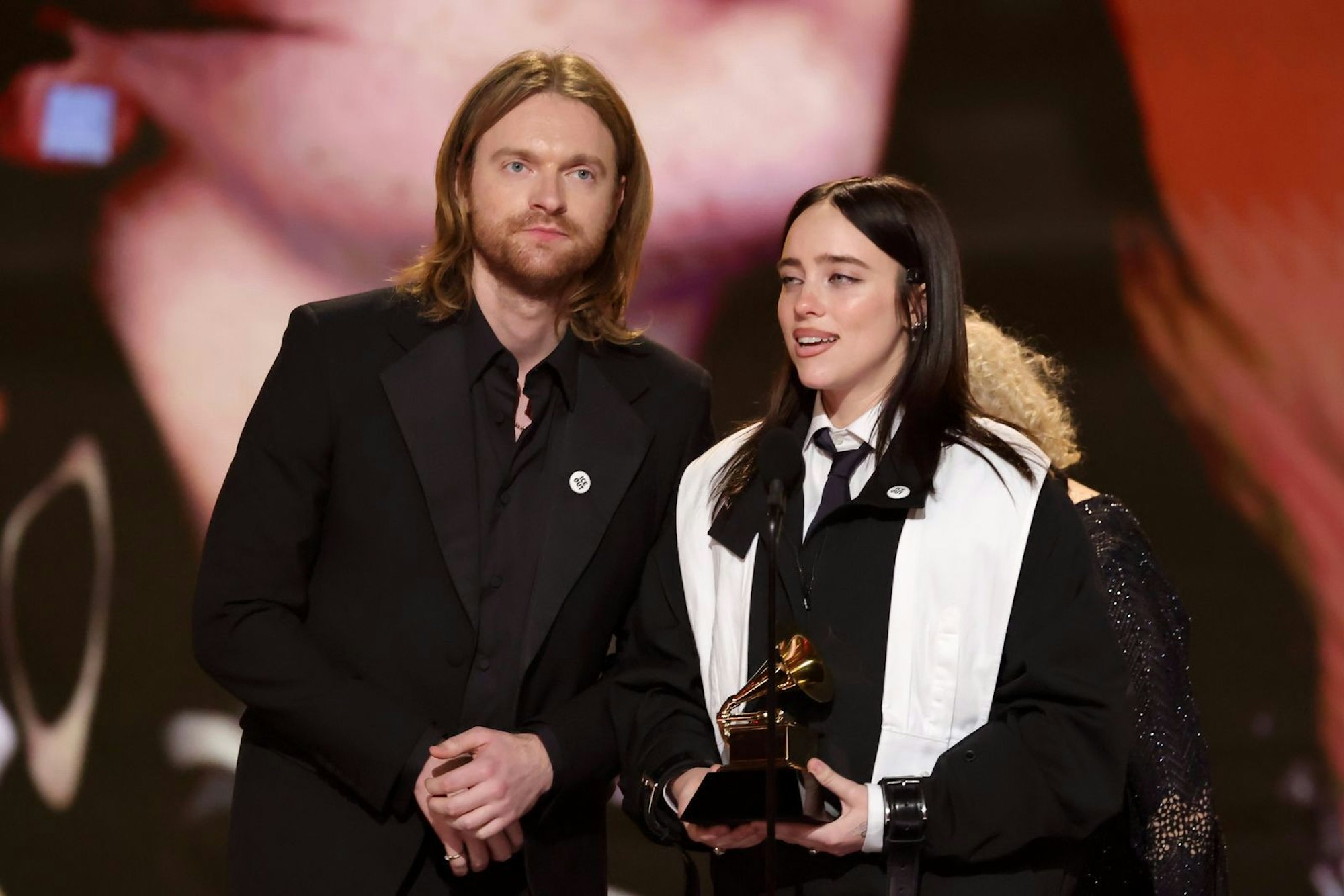Gemeinsam mit ihrem Bruder und Produzenten Finneas O'Connell nahm Billie Eilish zum dritten Mal den Preis für den besten Song entgegen. (Bild: 2026 The Recording Academy/Kevin Winter)