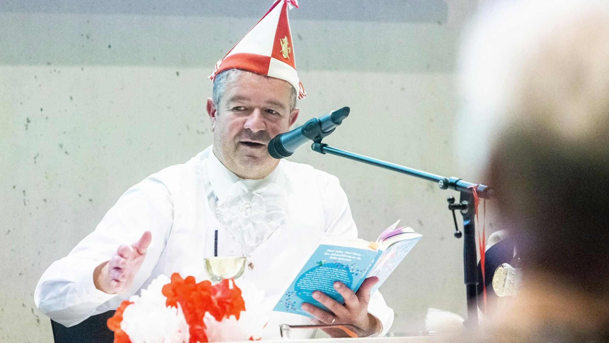 Als erster war Manuel Andrack zu Gast in der Reihe „Waldbröl lacht“. Im Bürgerdorf am Alsberg las er aus seinem Buch „Mein Jahr als Narr“, für das er auch in der Marktstädter Ortschaft Schürmich (Schönenbach) recherchiert hat.