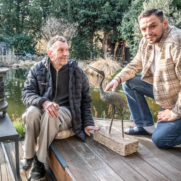 Jörg und Tobias Steyer haben ein paar der Bronzeplastiken aus dem Japanischen Garten ersteigert und für Leverkusen gerettet. Bild: Ralf Krieger