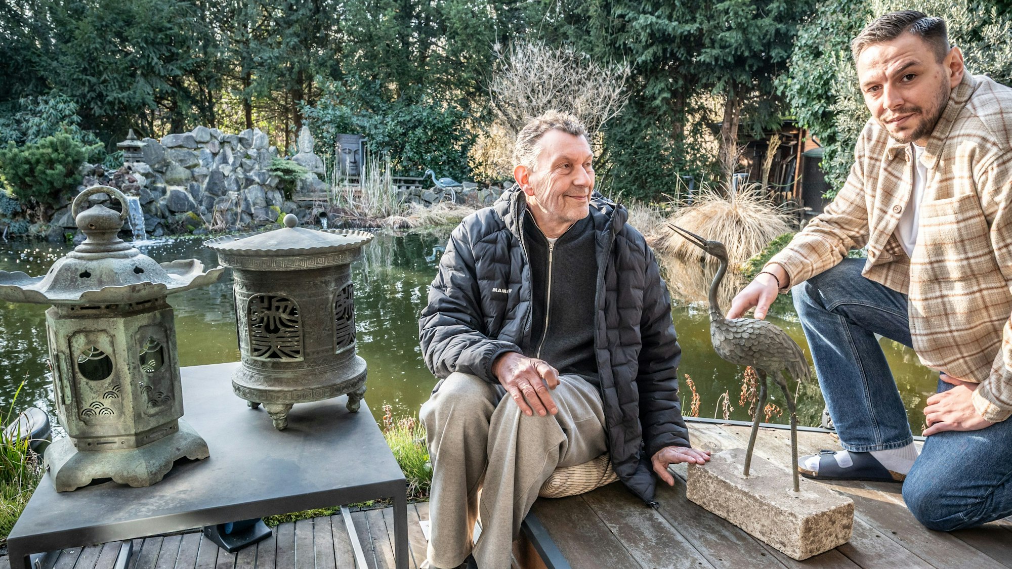 Jörg und Tobias Steyer haben ein paar der Bronzeplastiken aus dem Japanischen Garten ersteigert und für Leverkusen gerettet. Bild: Ralf Krieger