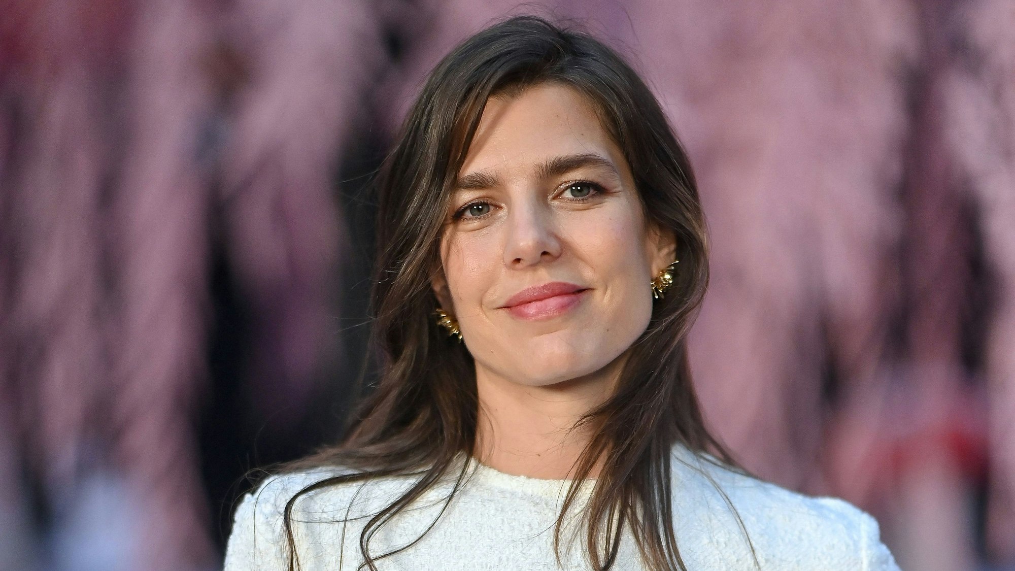 Charlotte Casiraghi lächelt in die Kamera.