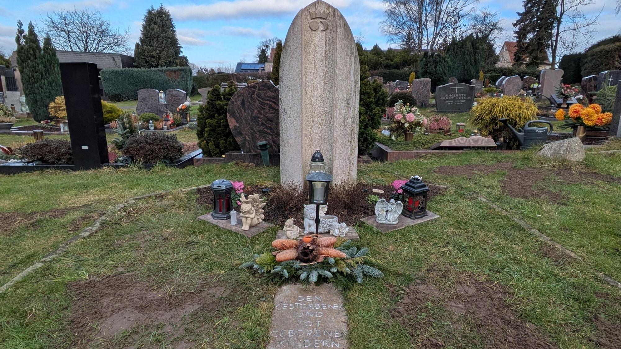 Die Erinnerungsstätte an totgeborene Kinder auf dem katholischen Friedhof Quettingen