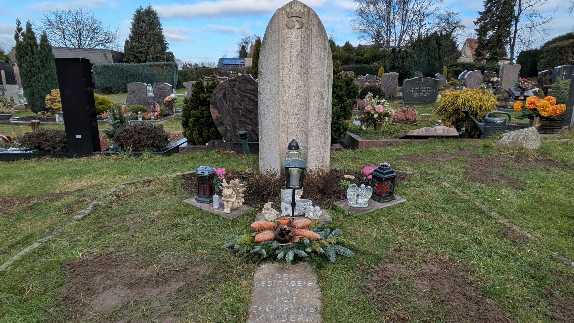 Die Erinnerungsstätte an totgeborene Kinder auf dem katholischen Friedhof Quettingen