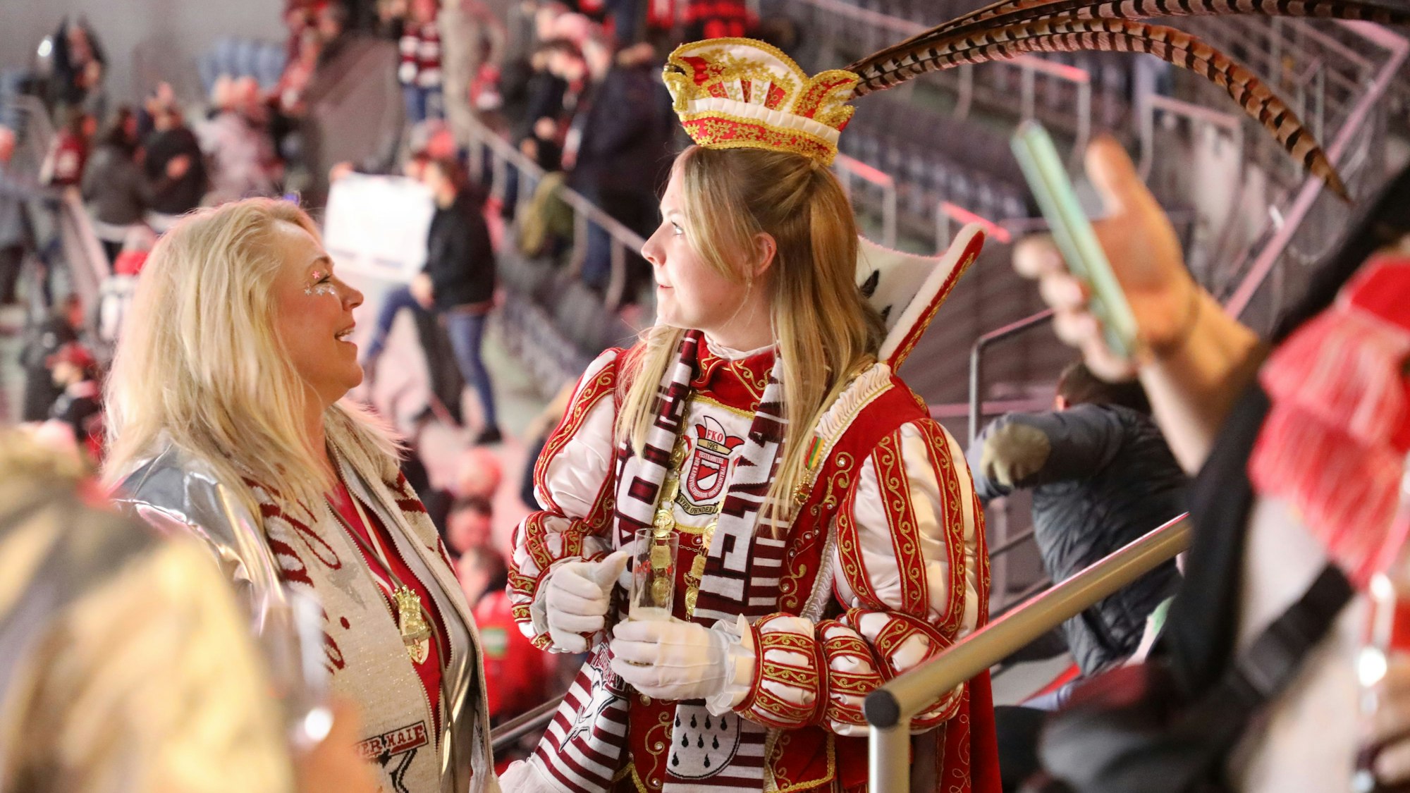 Prinzessin Jessica I. (Paas) steht mit ihrer Mutter Tanja Paas auf einer Tribüne der Lanxess-Arena.