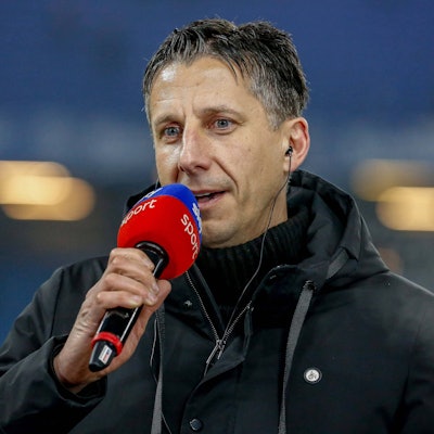 Christian Keller spricht in ein Sky-Mikro.