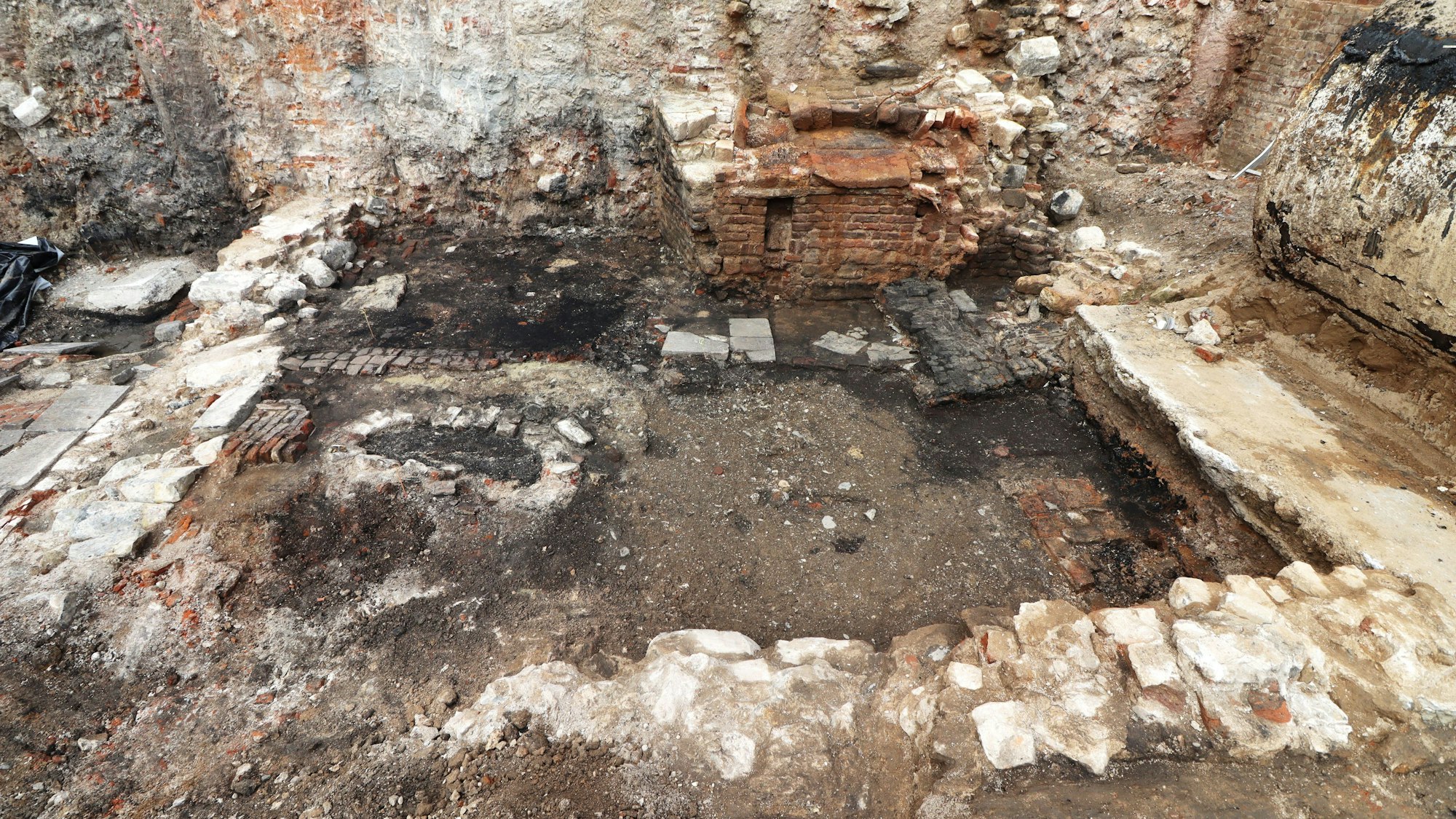 Im Zweiten Weltkrieg zerstörter Keller mit einem Königswinterer Backofen (im Hintergrund) bei Ausgrabungen am Heumarkt.