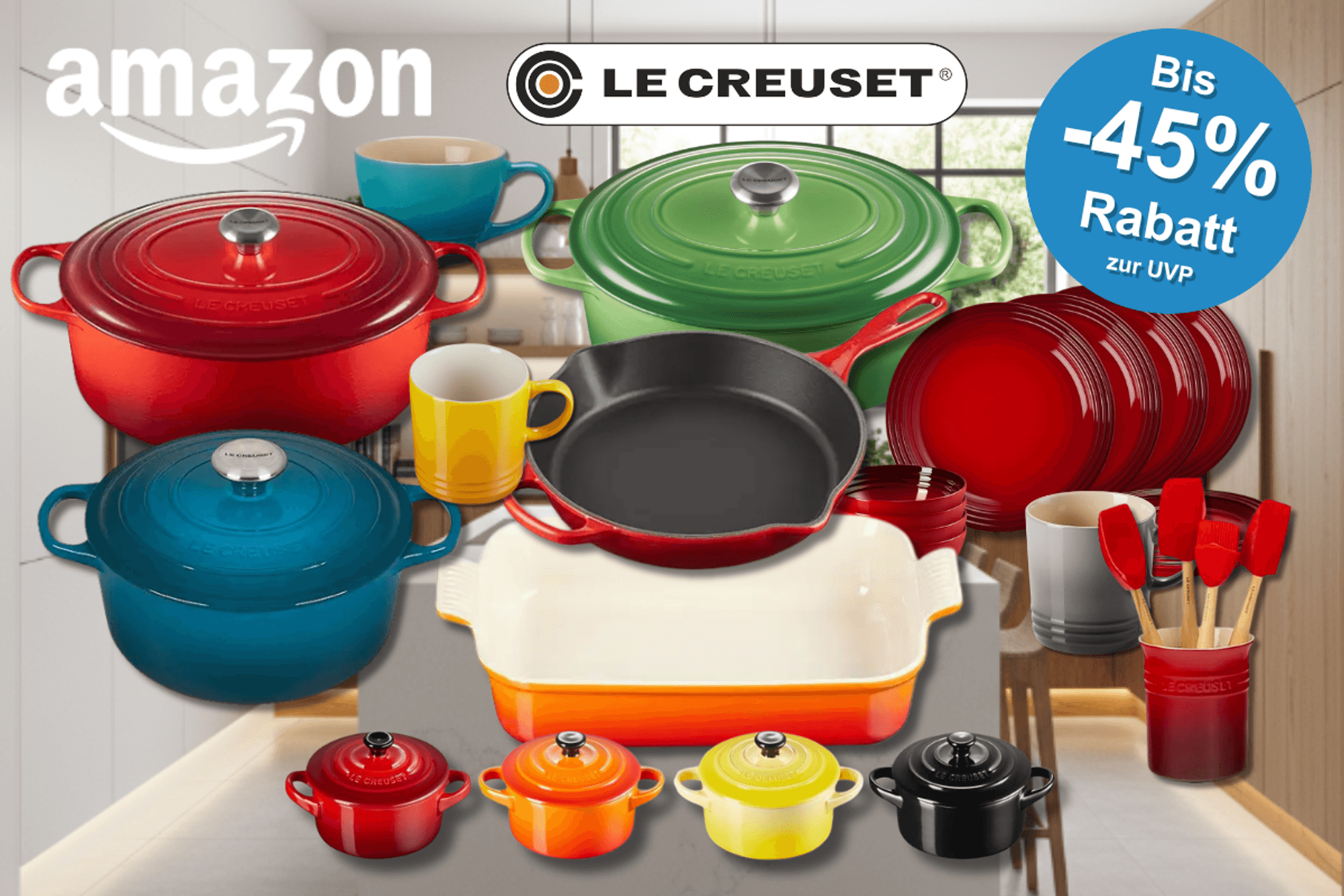 Eine helle Küche mit Wohnzimmer. Davor Le Creuset Küchenprodukte in verschiedenen Farben und Modellen, darunter Bräter, Pfannen, Tassen und Auflaufformen – in Schwarz, Rot, Blau, Grün und Orange.