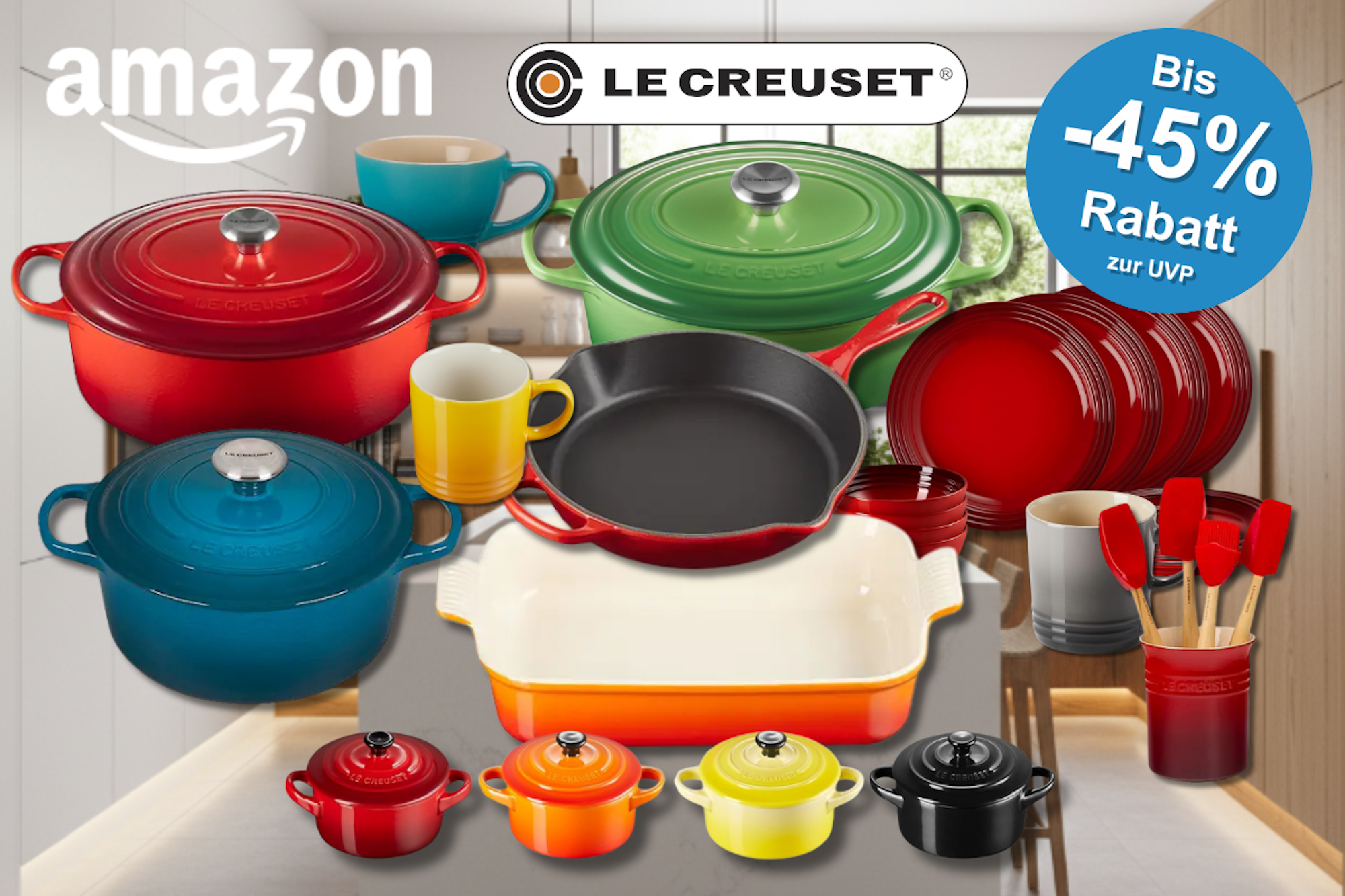 Eine helle Küche mit Wohnzimmer. Davor Le Creuset Küchenprodukte in verschiedenen Farben und Modellen, darunter Bräter, Pfannen, Tassen und Auflaufformen – in Schwarz, Rot, Blau, Grün und Orange.