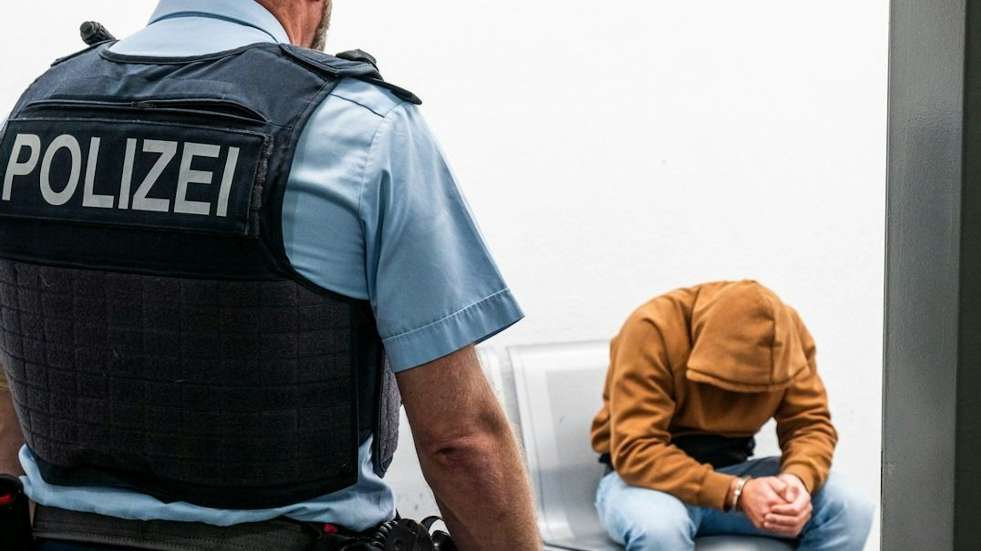 Mann wird von Bundespolizei in Handschellen abgeführt.