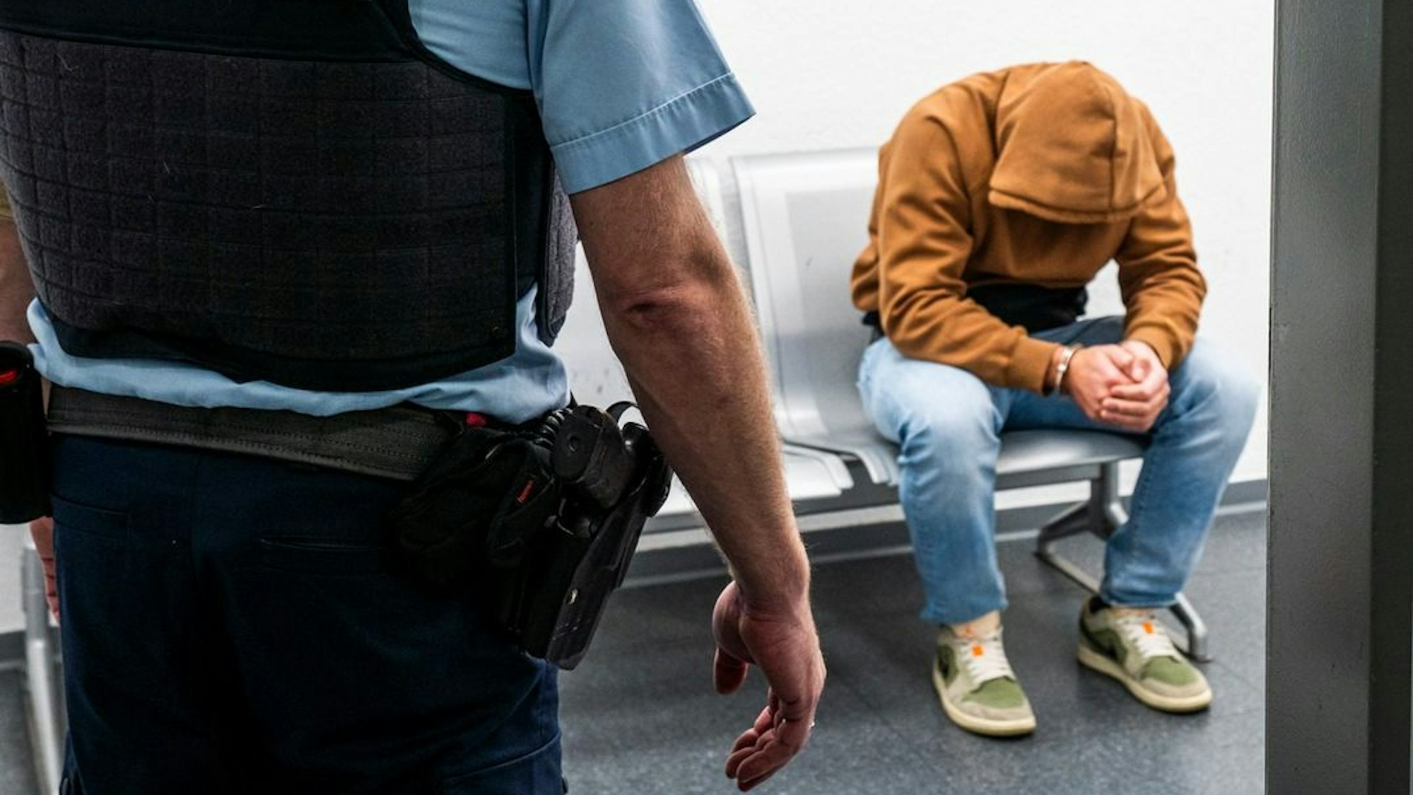 Mann wird von Bundespolizei in Handschellen abgeführt.