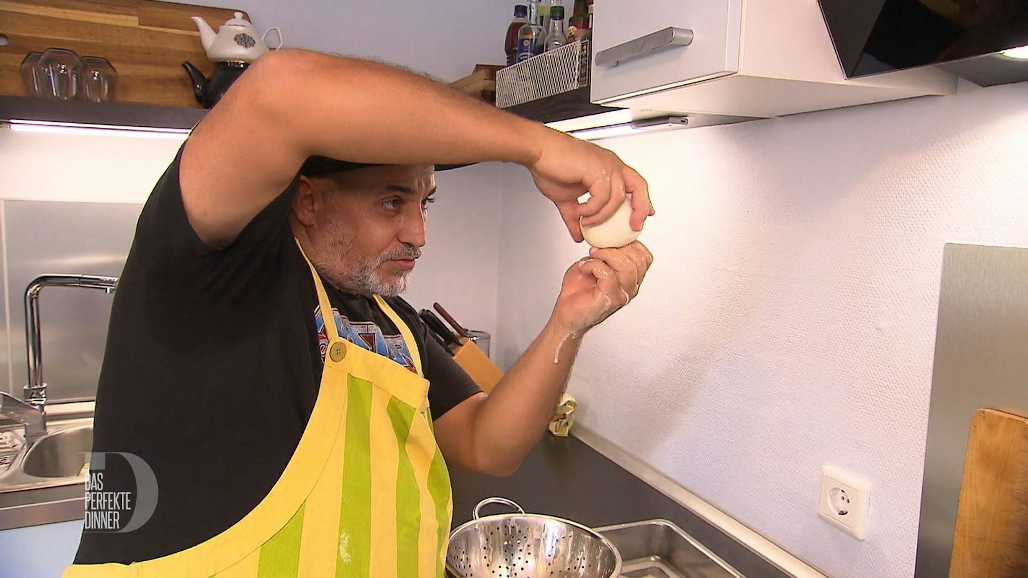 Für das perfekte Dinner macht Musti auch den Mozzarella von Hand.
(Bild: RTL)