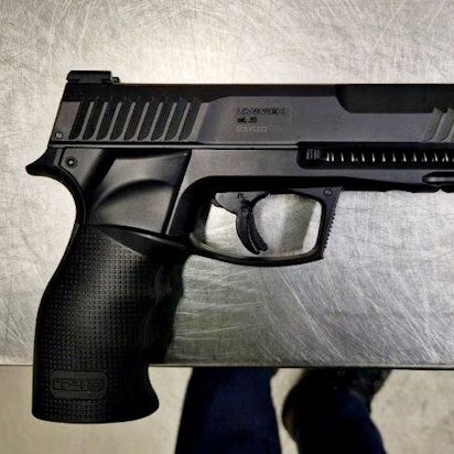 Die von der Bundespolizei sichergestellte Druckluftpistole samt Zubehör.