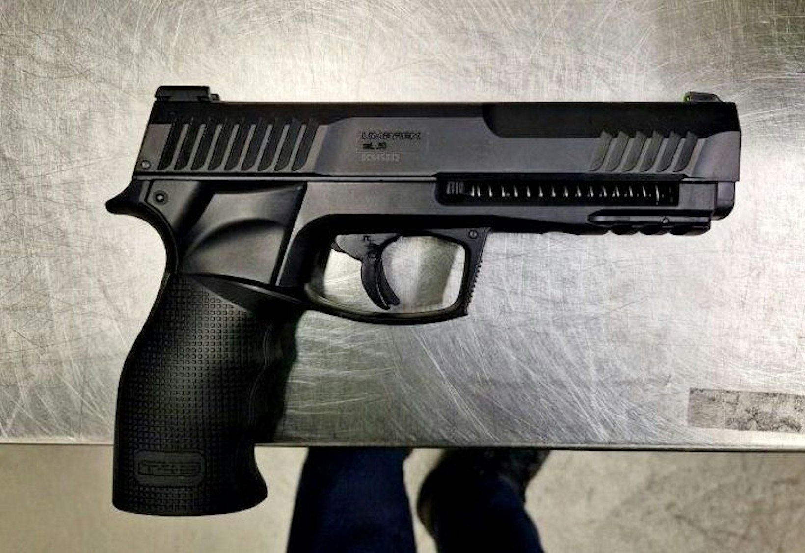 Die von der Bundespolizei sichergestellte Druckluftpistole samt Zubehör.