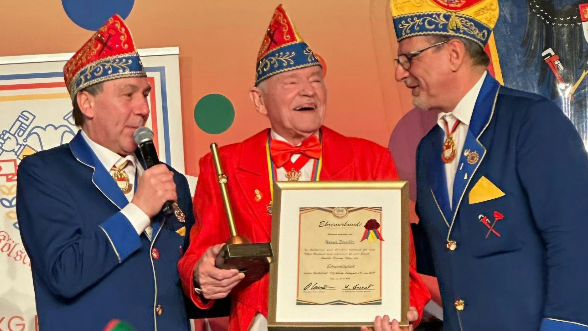 Ehrung für Werner Hirschler durch Oliver Cremer und Karsten Gaevert.