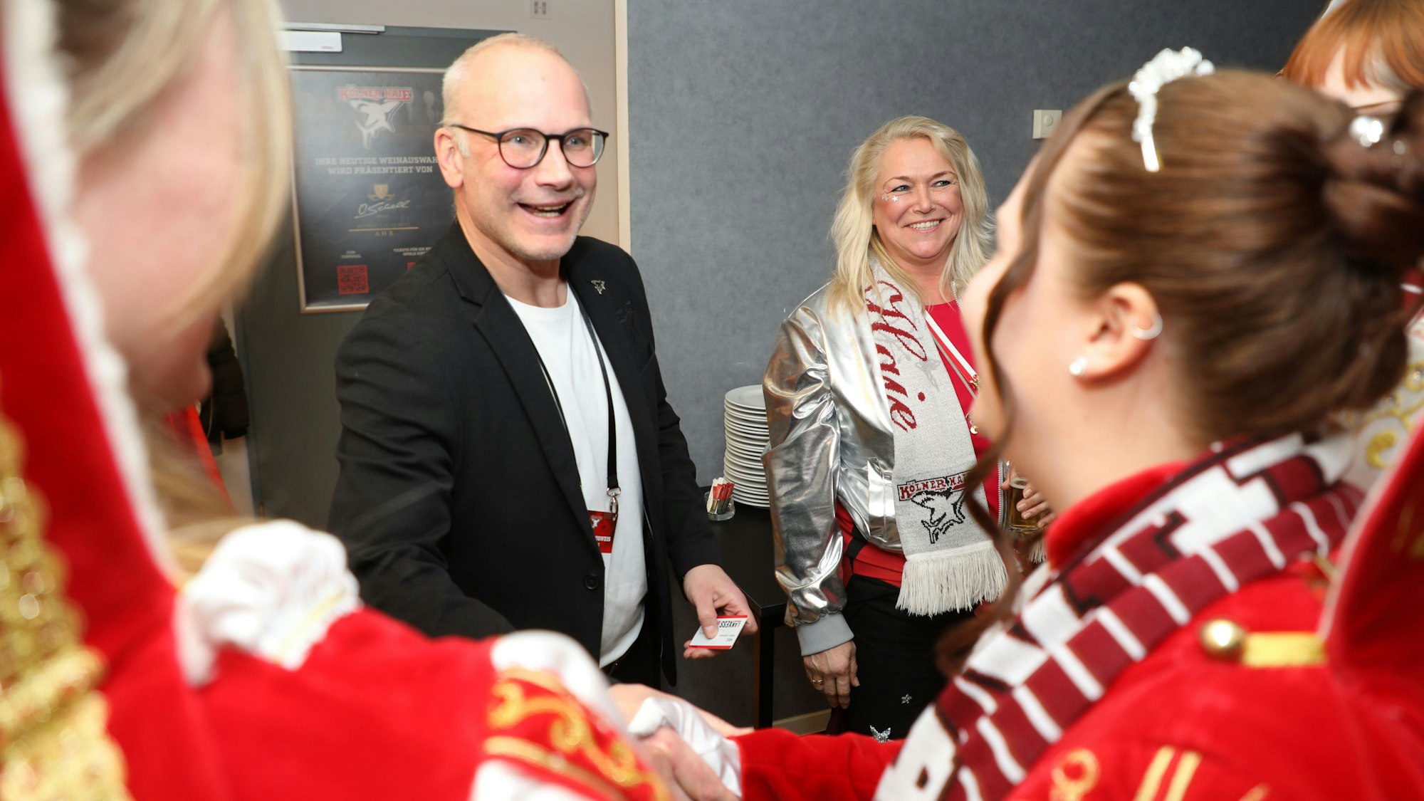 Ex-Spieler Mikro Lüdemann holt das Dreigestirn für eine Führung durch die Katakomben der Lanxess-Arena ab.