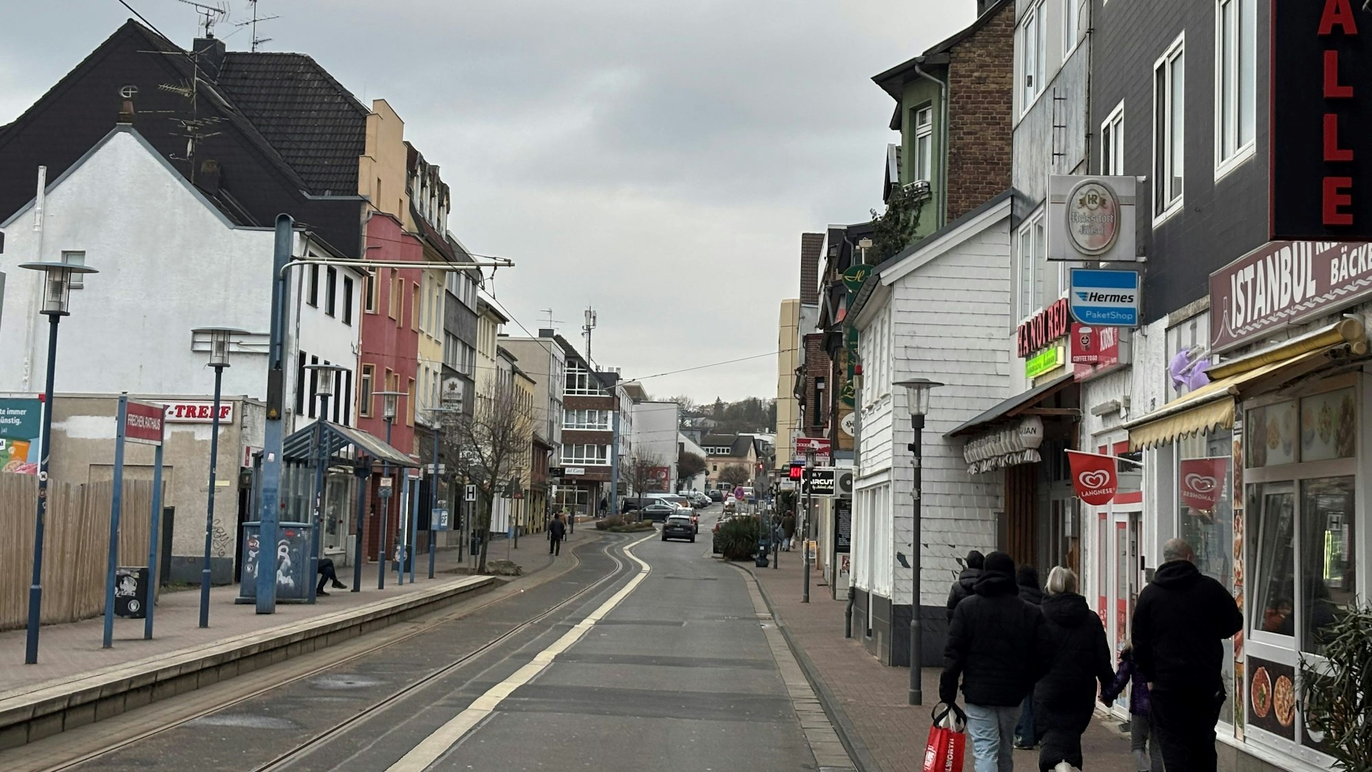 Auf dem Bild ist ein Teil der Hauptstraße in Frechen zu sehen.