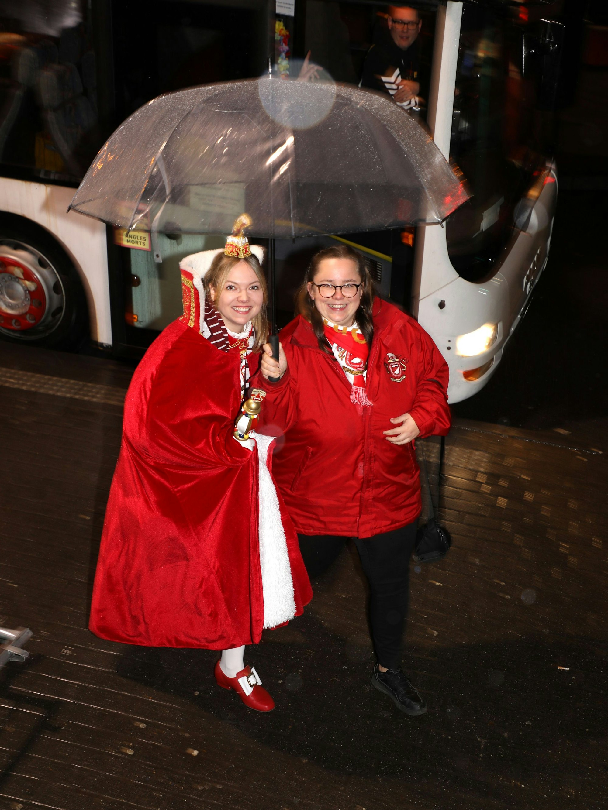 Prinzessin Jessica I. von Oberodenthal geht mit ihrer Adjutantin vom Dreigestirns-Linienbus zur Kölner Lanxess-Arena.
