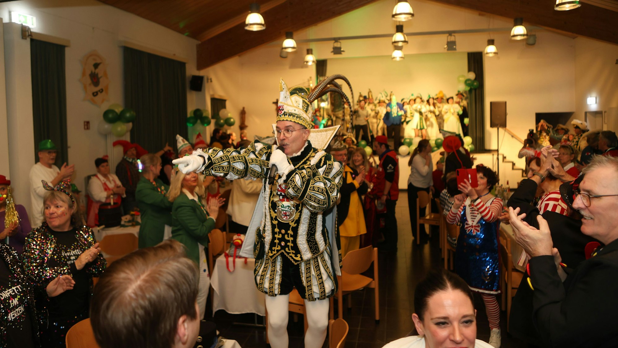 Auch Prinz Rogerio feierte mit den Jecken im Schlebuscher Pfarrsaal St. Andreas.