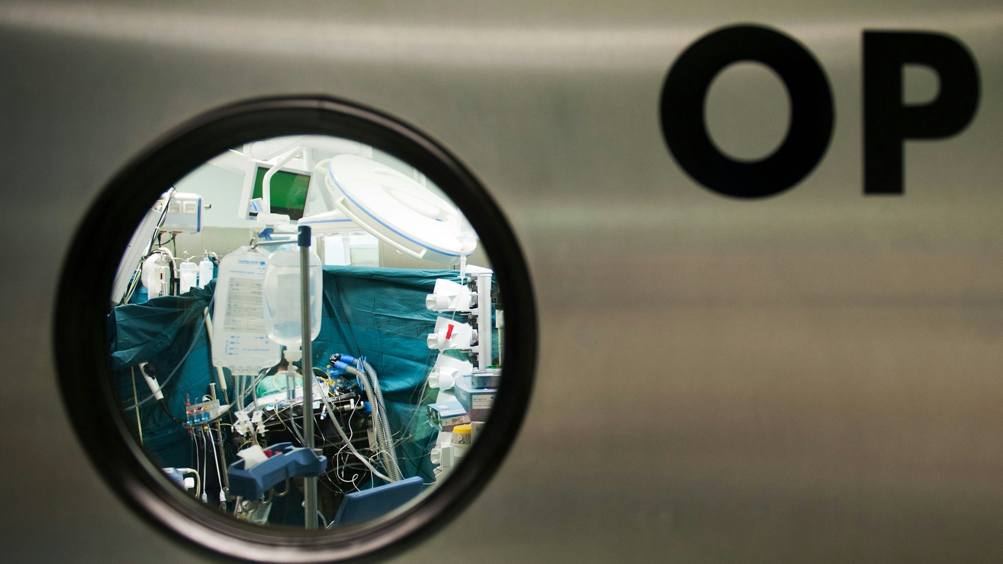 Der Kampfmittelräumdienst musste zunächst einen Sicherheitsbereich in der Klinik absperren (Symbolbild)