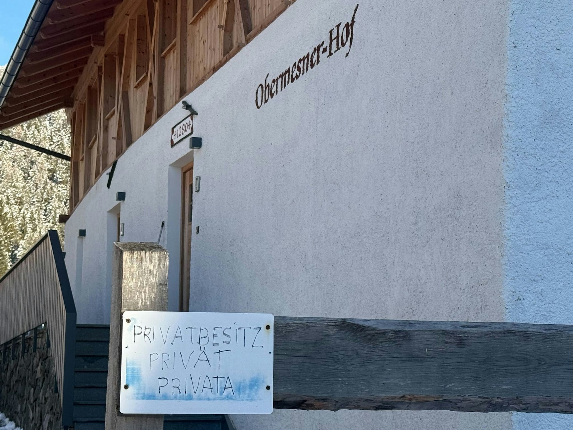 Auch Schilder halten die Touristen nicht ab.