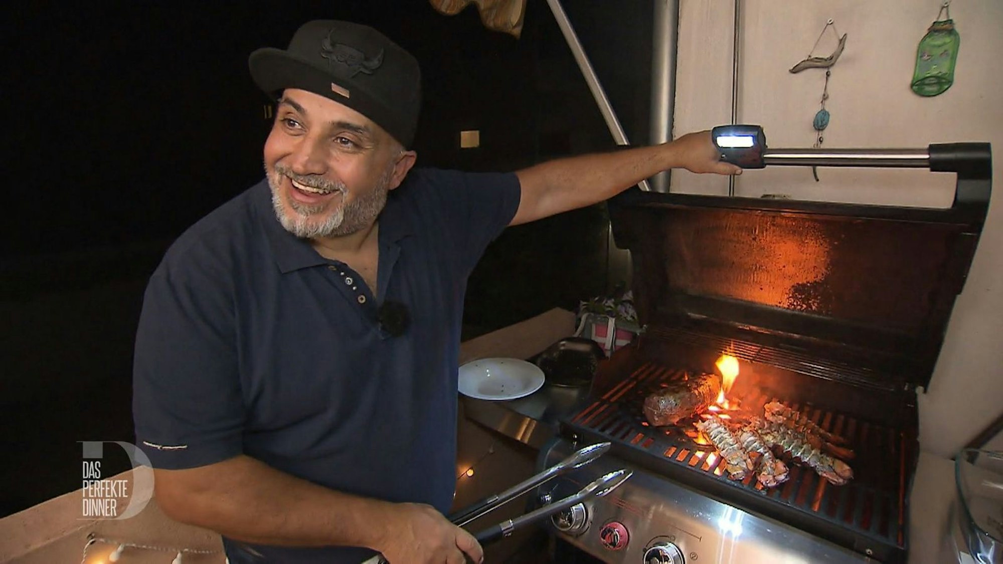 Voller Elan wendet Musti Angus Rind und Hummerschwänze auf dem Grill.
(Bild: RTL)
