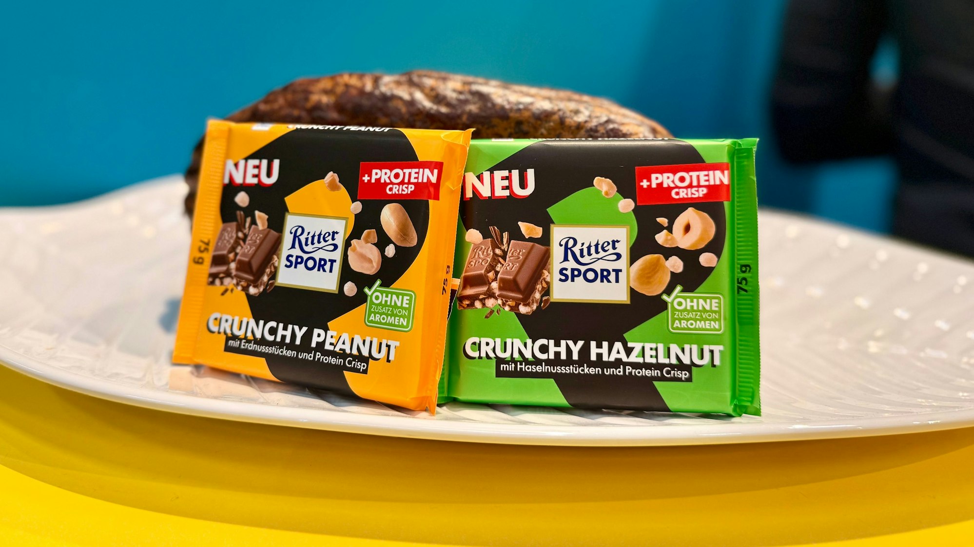 Zwei Tafeln der neuen Rittersport Sorten Crunchy Peanut und Crunchy Hazelnut