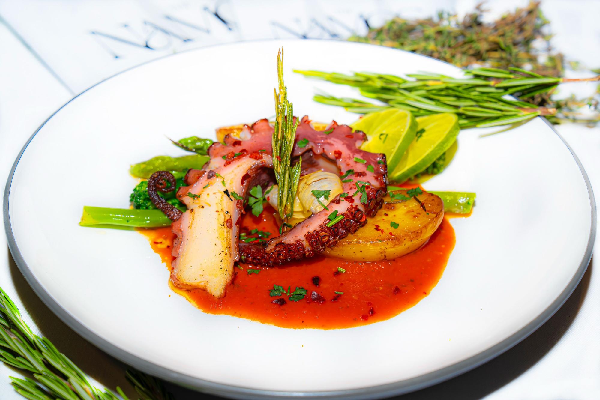 Gegrillter Oktopus auf leicht pikanter Tomatensauce