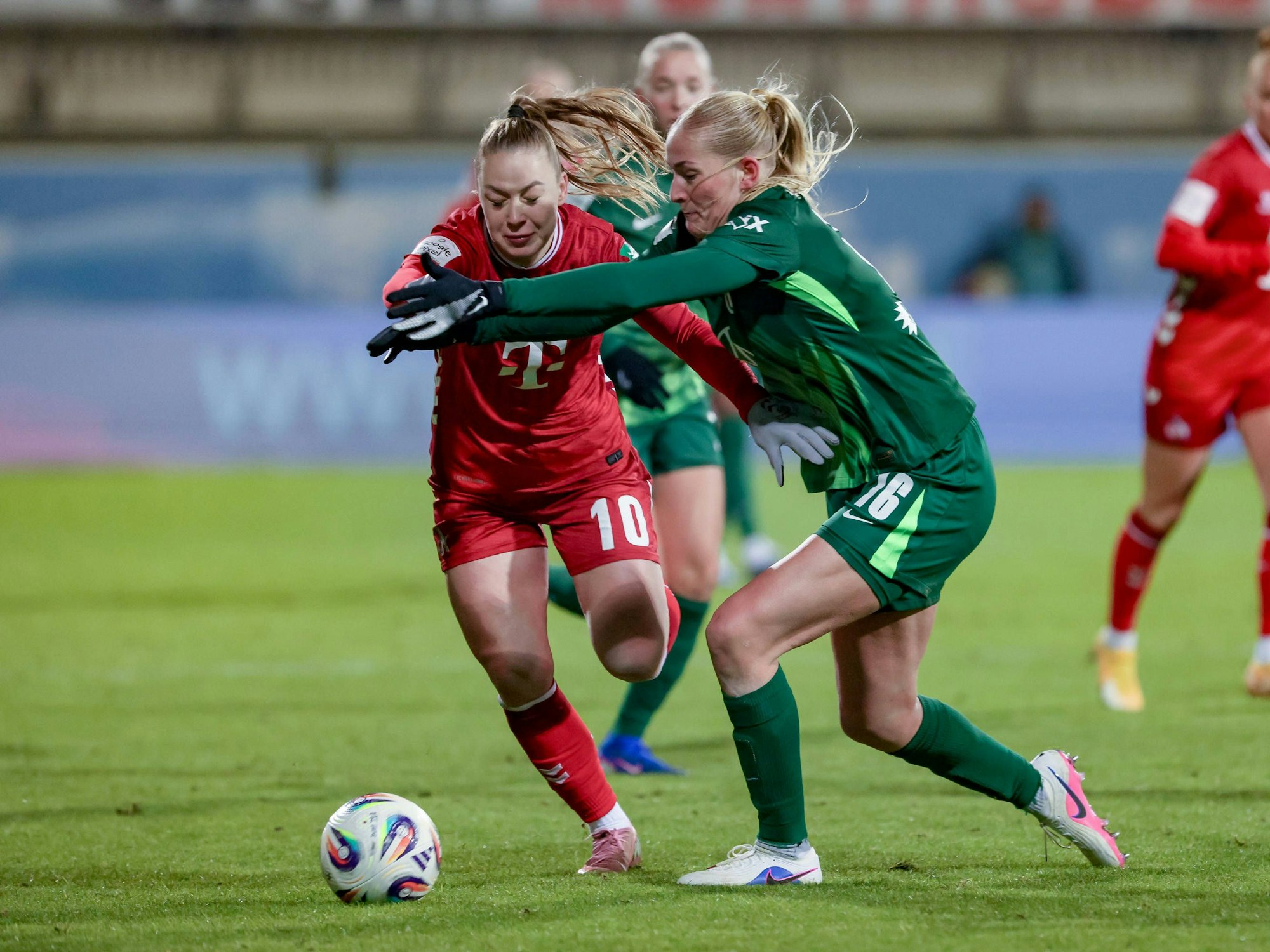 Kölns Weronika Zawistowska im Zweikampf mit Wolfsburgs Camilla Küver.