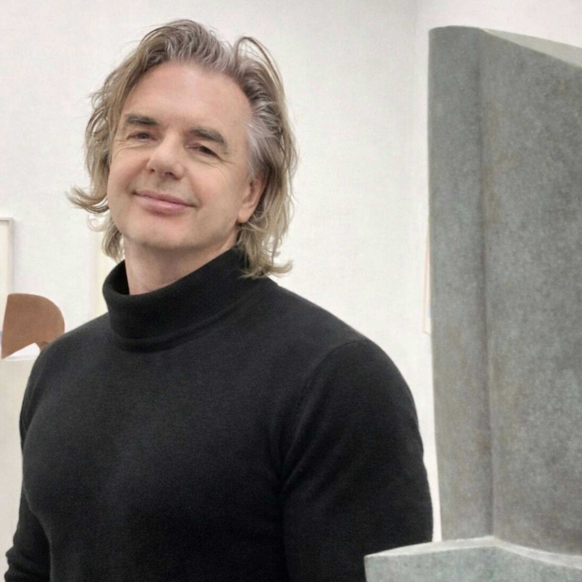 Ulf Larsson neben einer Skulptur