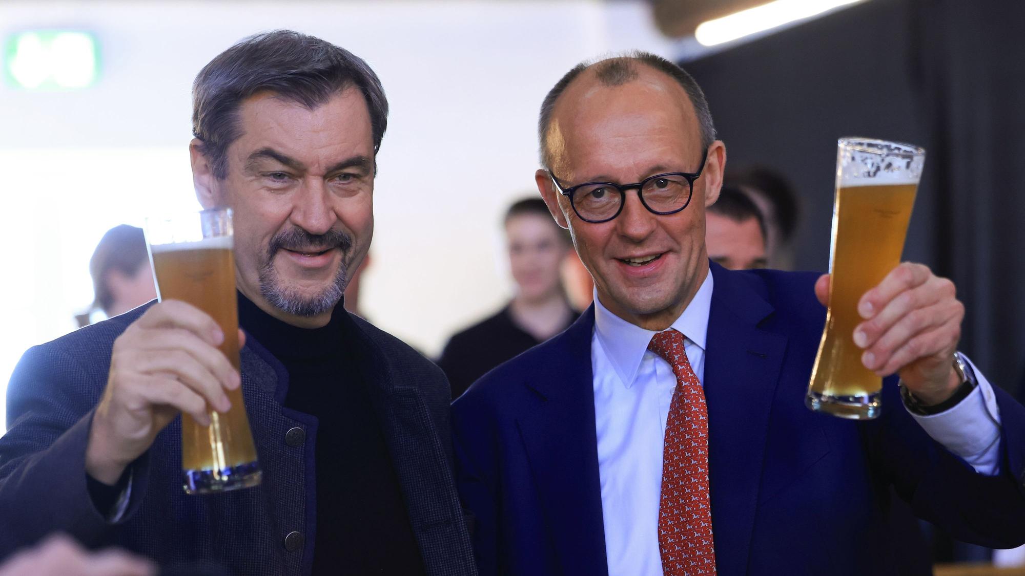 Der damalige Unions-Kanzlerkandidat Friedrich Merz (r.) und CSU-Chef Markus Söder beim Weißwurstessen im Januar 2025 in Brilon. Beide fordern Mehrarbeit von den Deutschen.