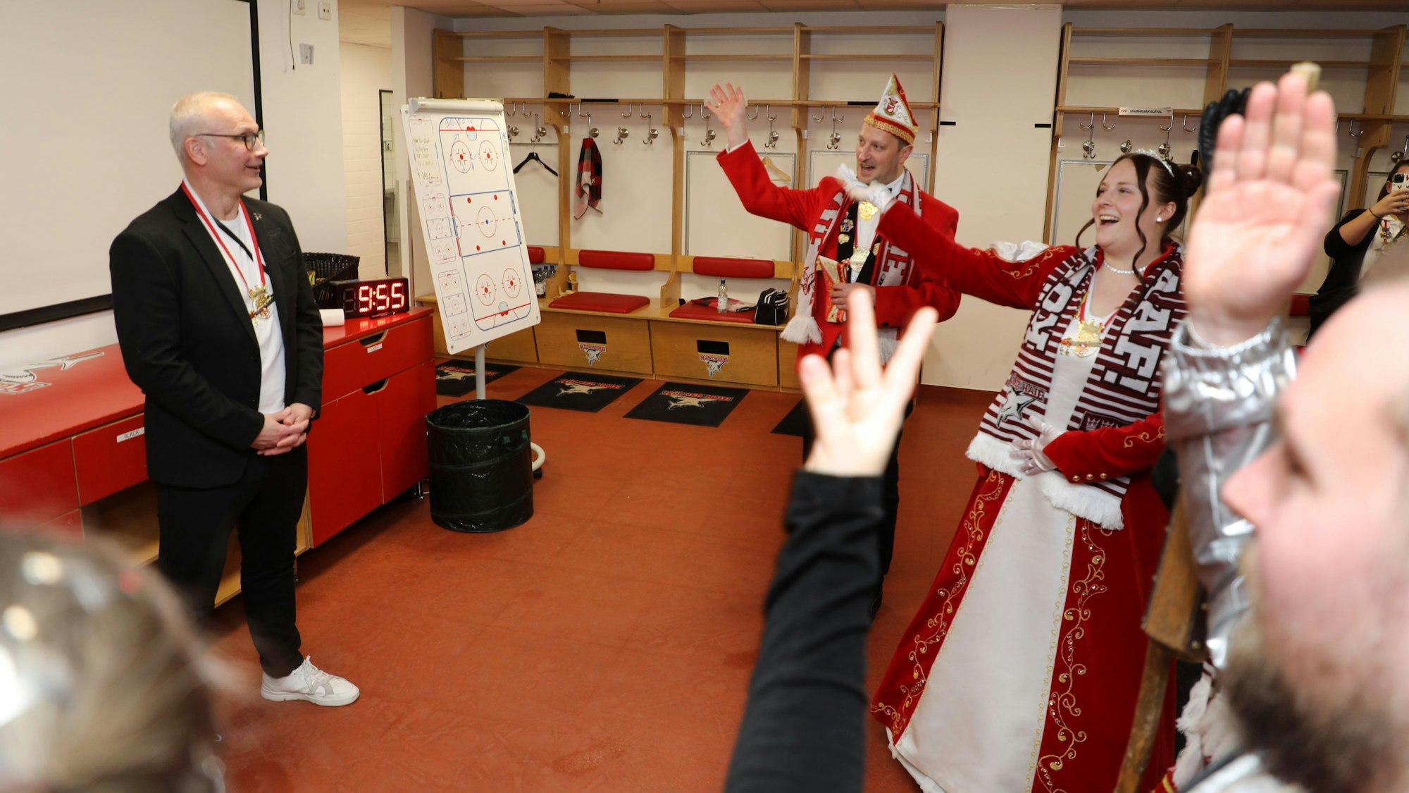 Ein Alaaf auf Ex-Haie-Profi Mirko Lüdemann.