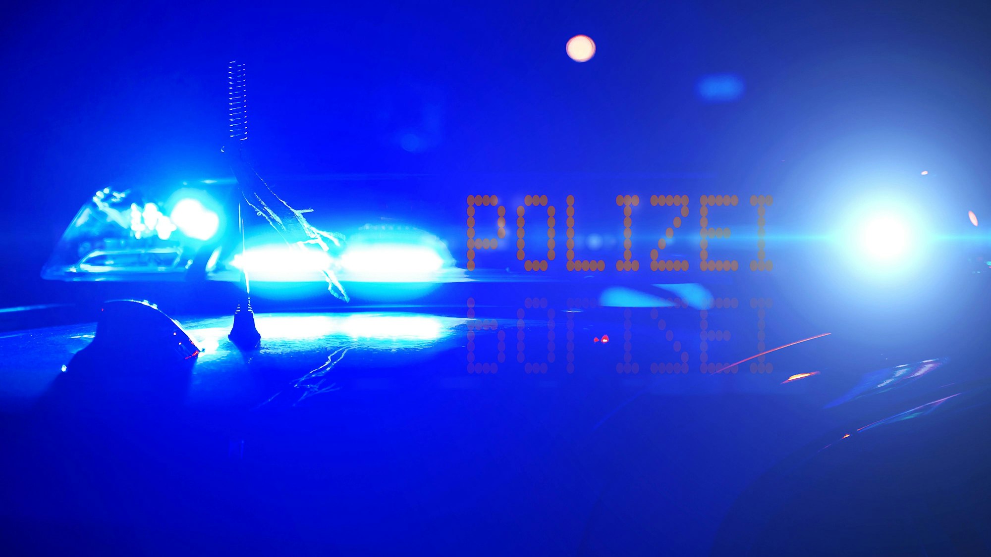 Polizeifahrzeug mit Blaulicht und „POLIZEI“-Schriftzug