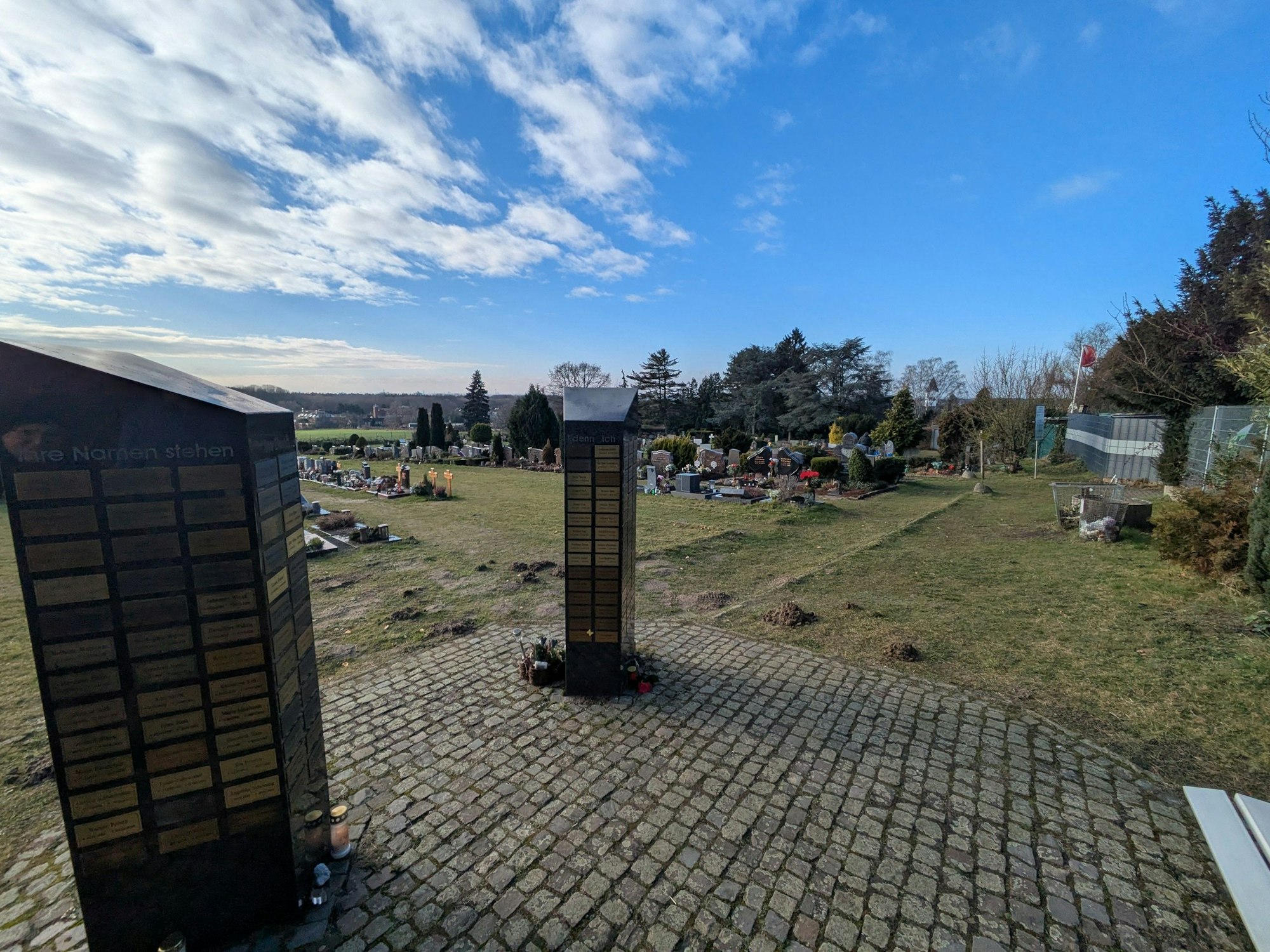 Vom Ruhefeld am oberen Ende des Quettinger Friedhofs schweift der Blick bis nach Köln.