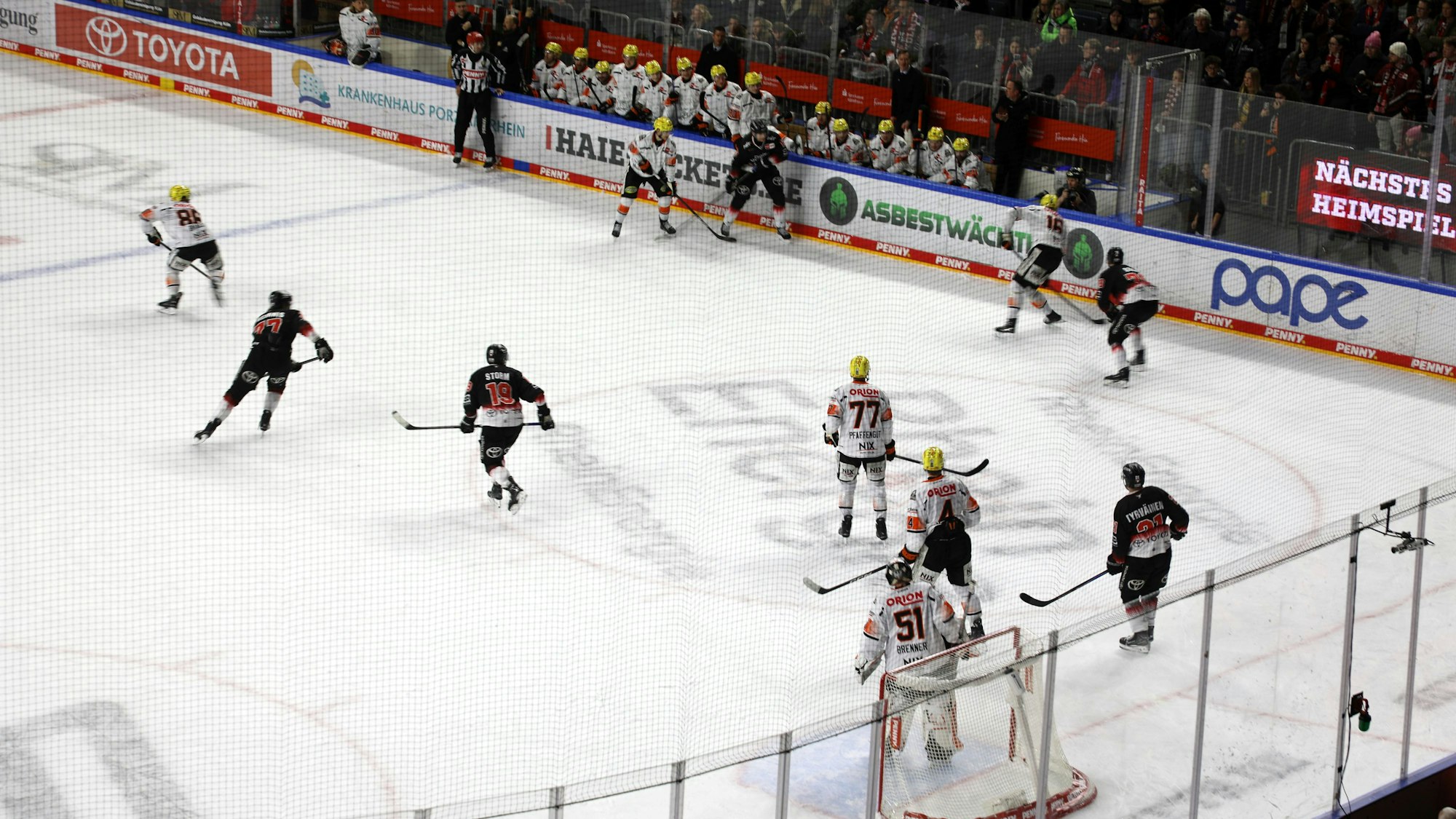 Eishockeyspieler kämpfen auf dem Eis der Lanxess-Arena.