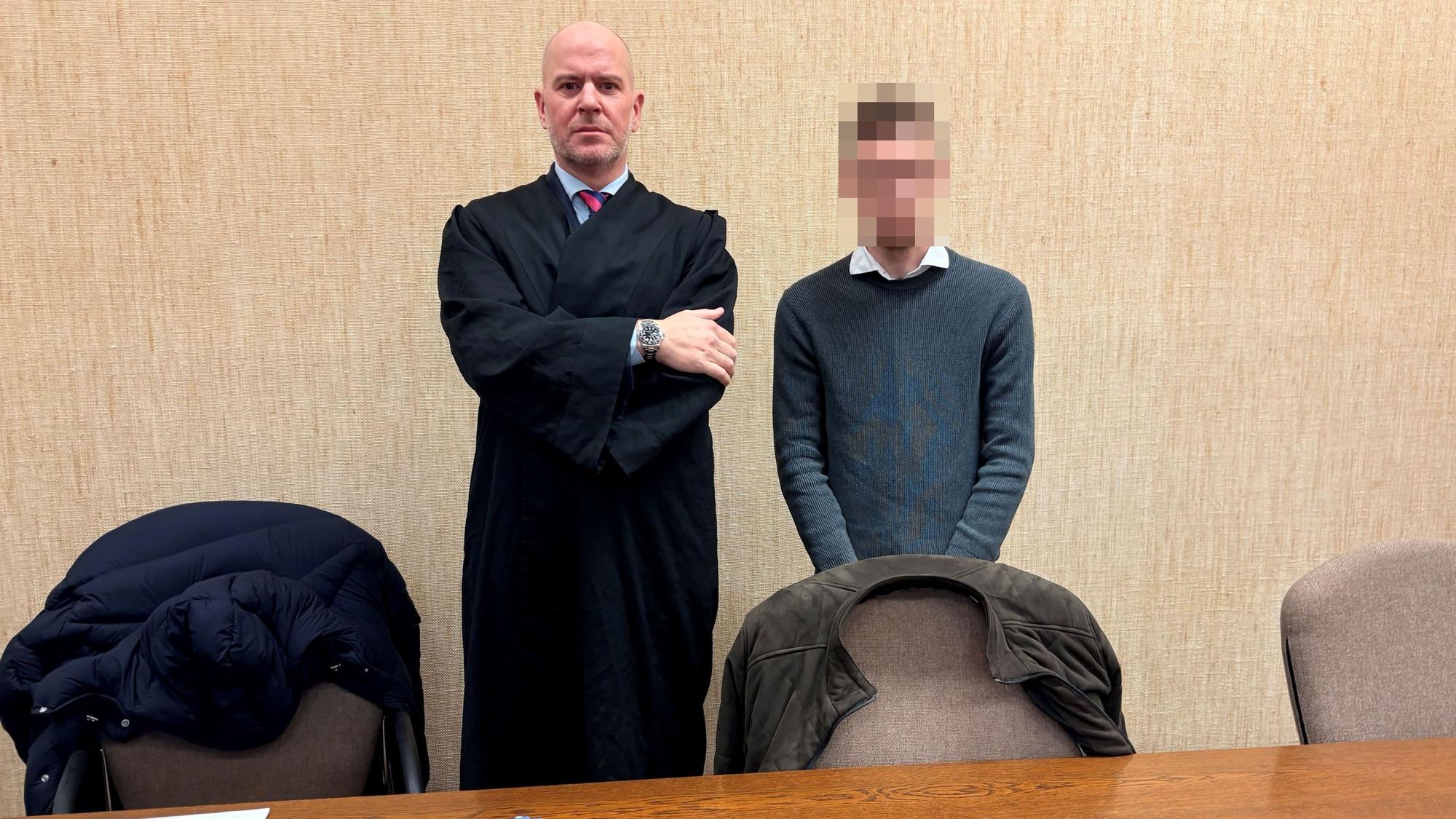 Der Angeklagte mit seinem Verteidiger Martin Bücher beim Prozess im Kölner Amtsgericht