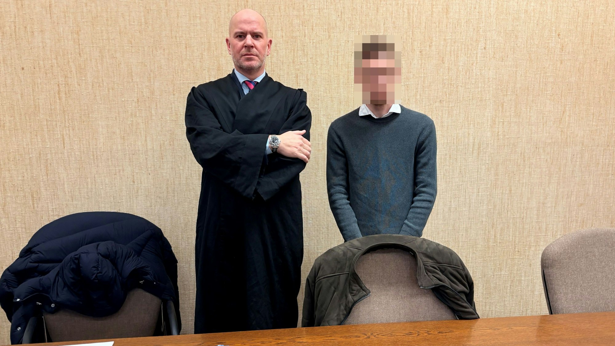 Der Angeklagte mit seinem Verteidiger Martin Bücher beim Prozess im Kölner Amtsgericht