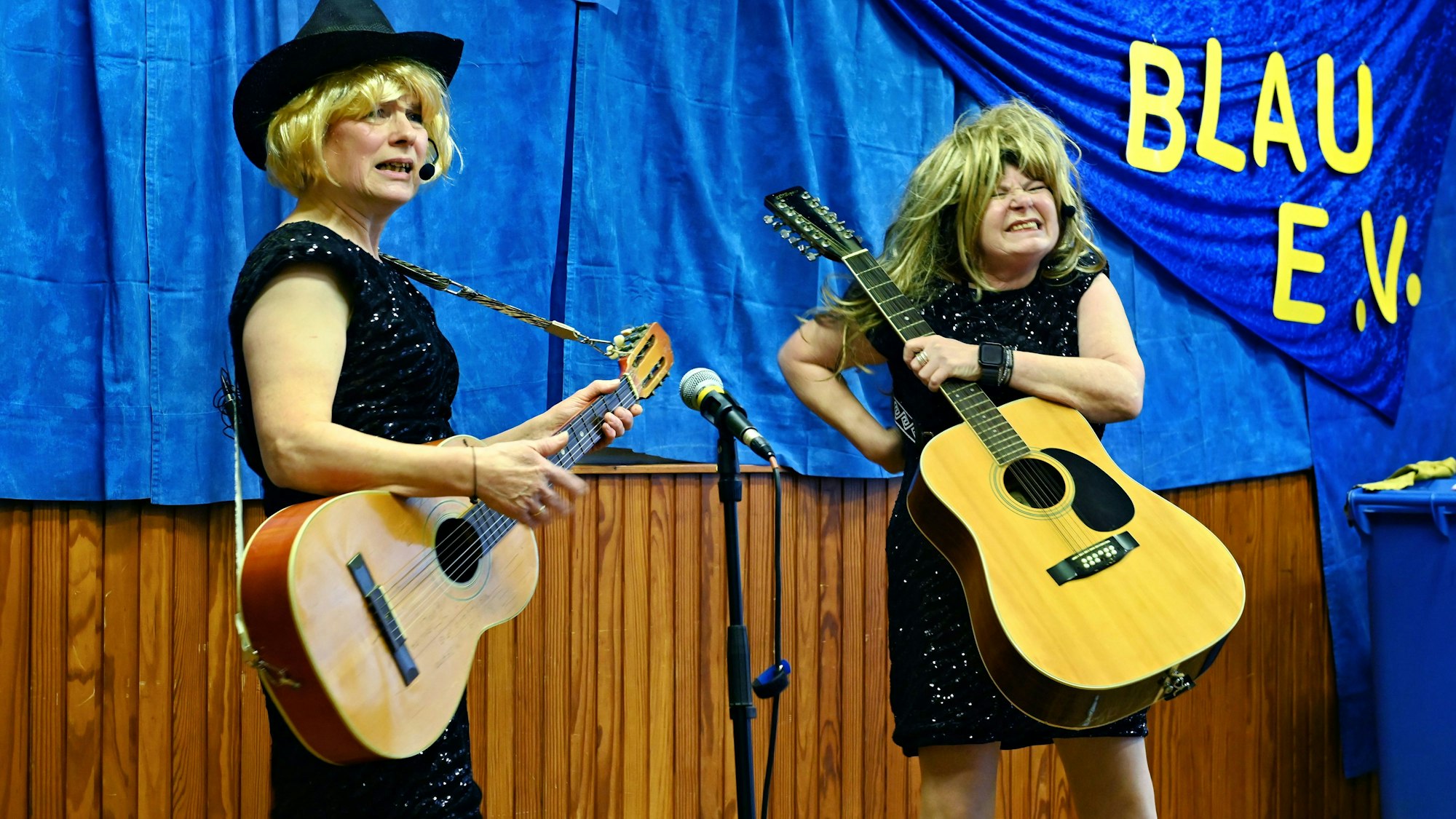 Das Bild zeigt ein jeckes Duo auf der Bühne in Antweiler.