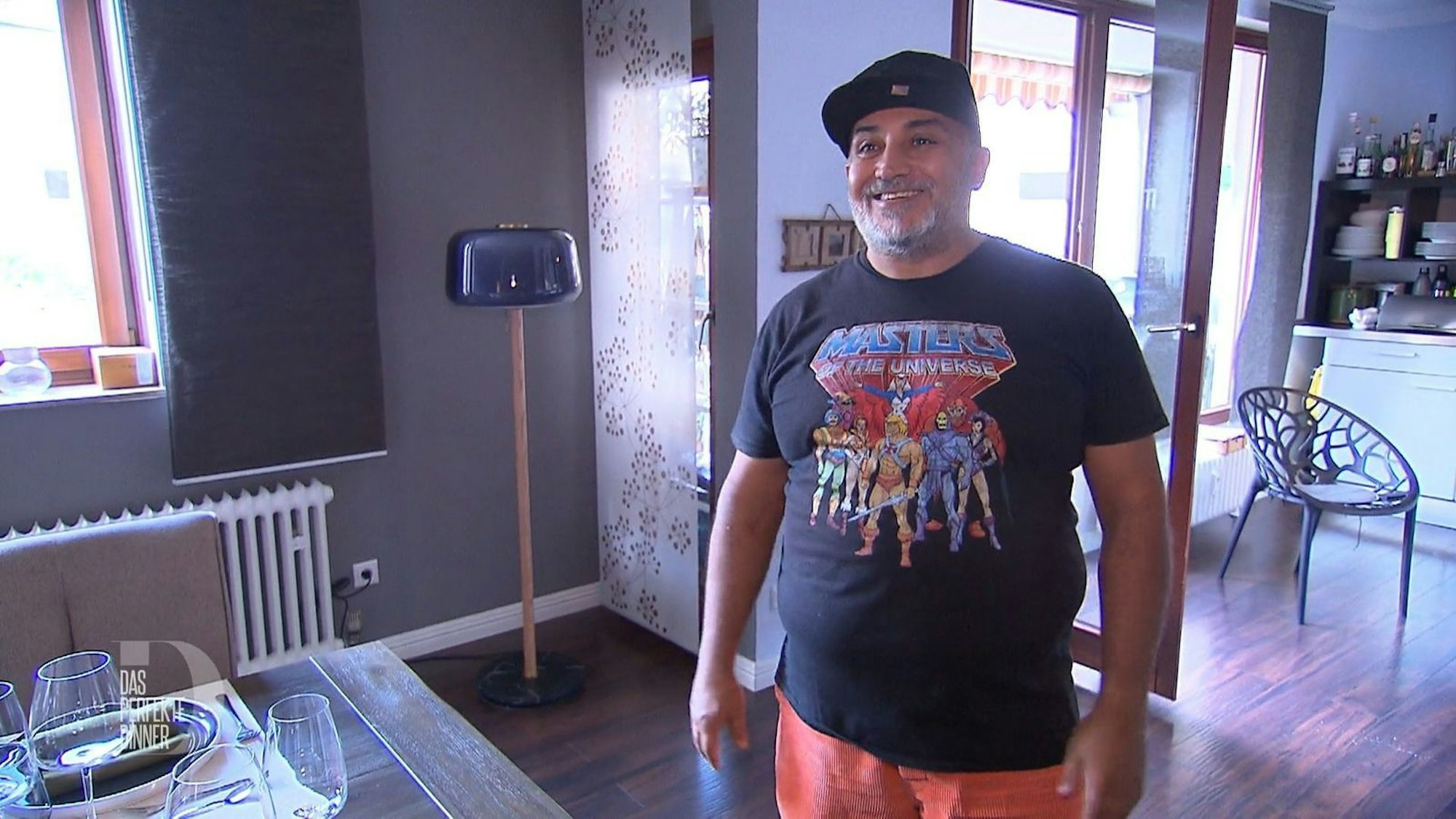 Bei der Tischdeko hat Musti nichts dem Zufall überlassen, die Abstände von Besteck und Tellern sind exakt bemessen.
(Bild: RTL)