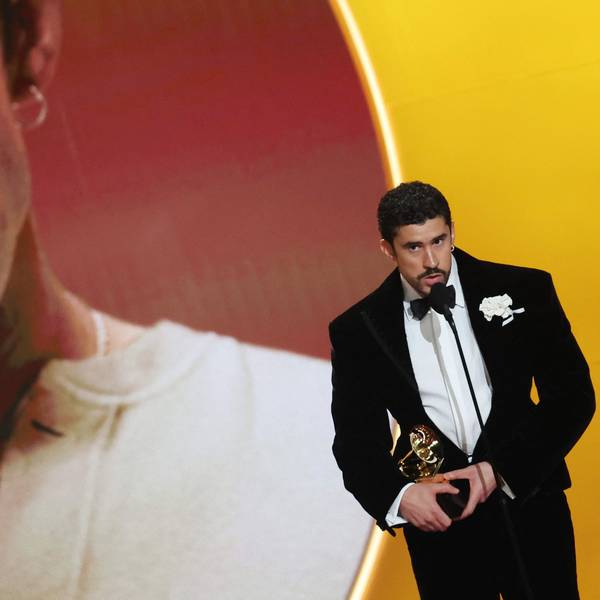 Bad Bunny nimmt den Preis für das Album des Jahres für „Debi Tirar Mas Fotos“ während der 68. Grammy Awards entgegen.