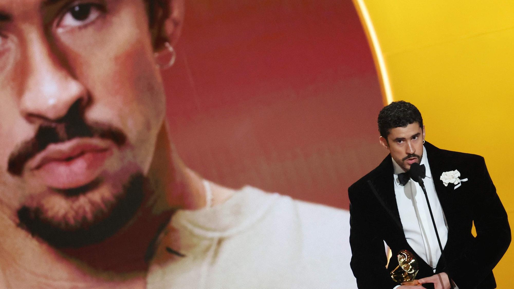 Bad Bunny nimmt den Preis für das Album des Jahres für „Debi Tirar Mas Fotos“ während der 68. Grammy Awards entgegen.