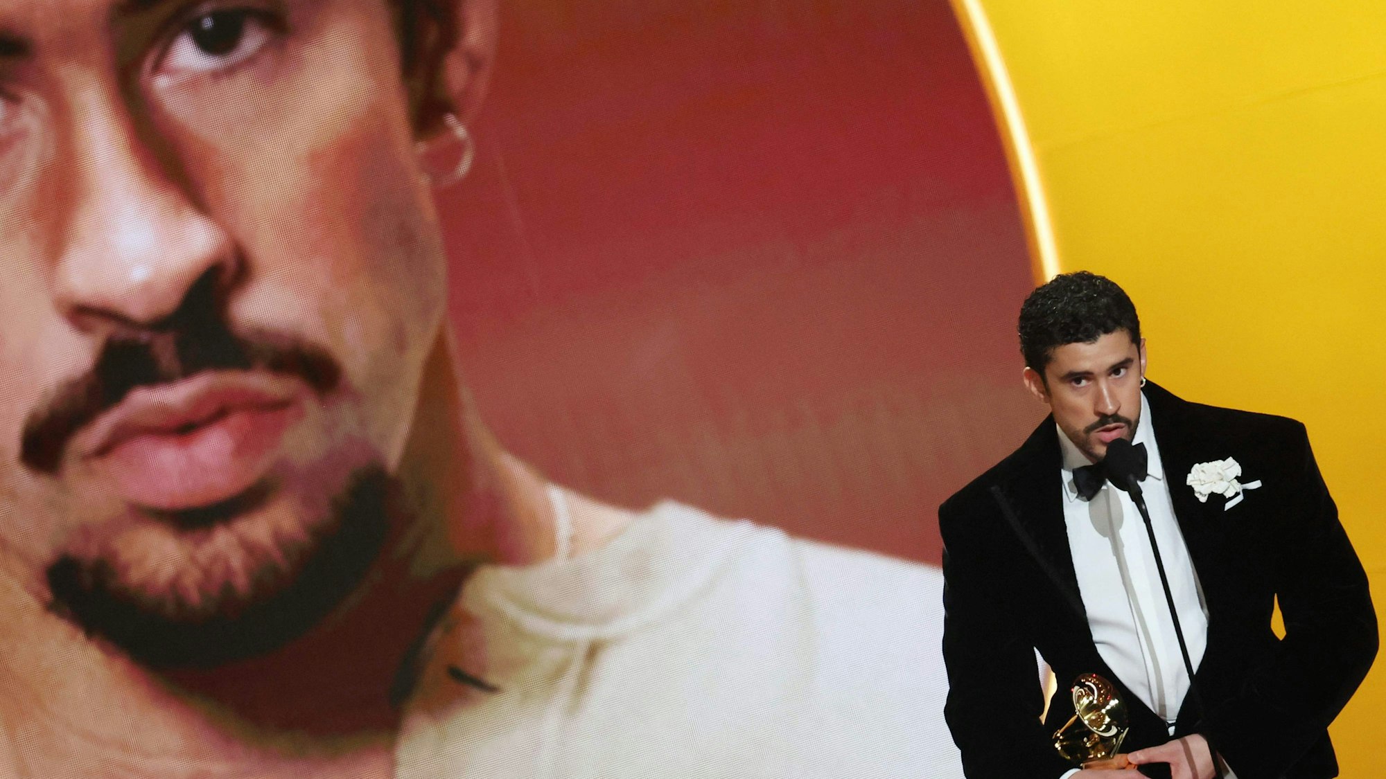 Bad Bunny nimmt den Preis für das Album des Jahres für „Debi Tirar Mas Fotos“ während der 68. Grammy Awards entgegen.