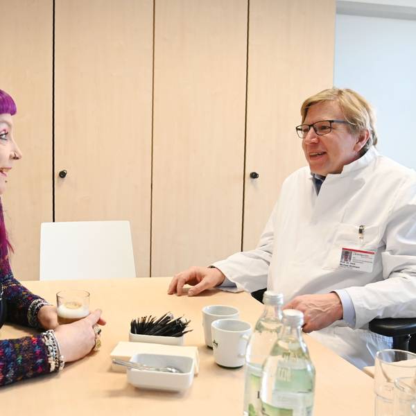 Marike Kruisselbrink und der onkologische Chirurg Professor Dr. Michael Ströhlein sitzen sich gegenüber.