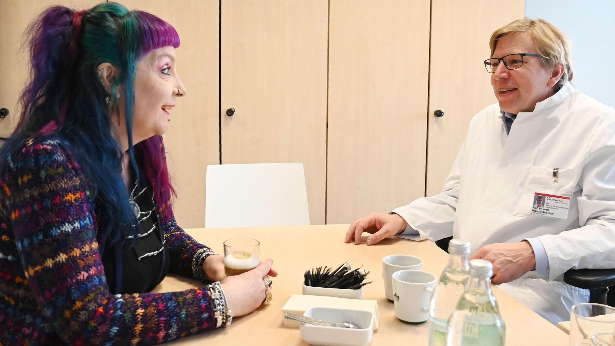 Marike Kruisselbrink und der onkologische Chirurg Professor Dr. Michael Ströhlein sitzen sich gegenüber.