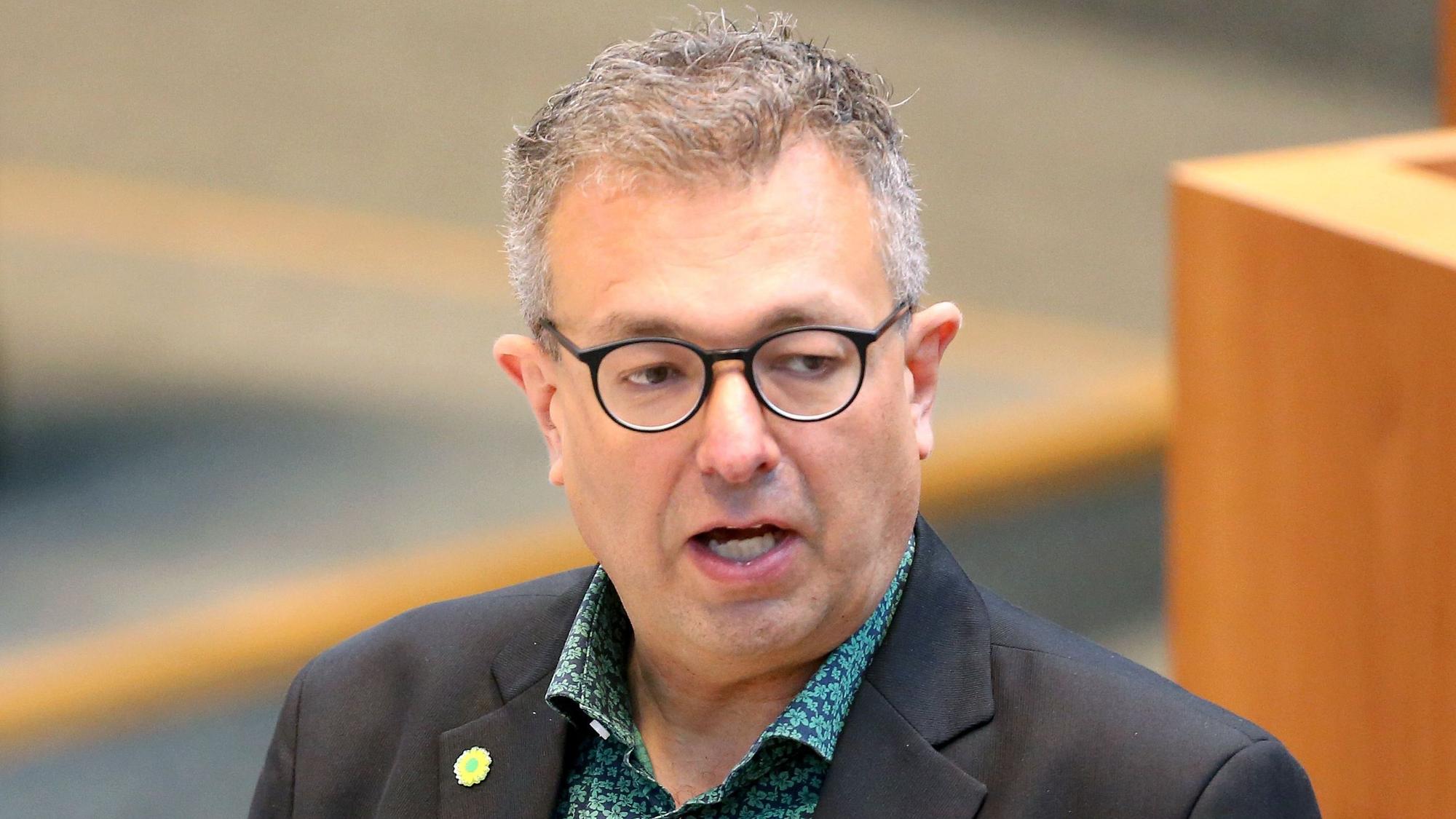 Mehrdad Mostofizadeh (Bündnis 90/Die Grünen) spricht während einer Generaldebatte im Landtag zu den Abgeordneten.