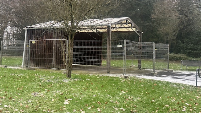 Der Unterstand, der auf dem Friedhof Steinneuerhof als Trauerhalle dient, wurde provisorisch eingezäunt.