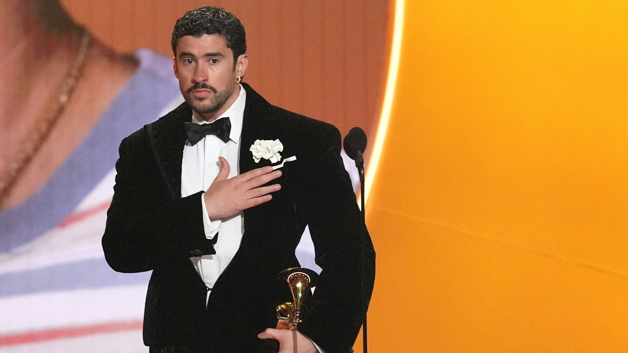 01.02.2026, USA, Los Angeles: Bad Bunny nimmt den Preis für das Album des Jahres für "Debi Tirar Mas Fotos" während der 68. Grammy Awards entgegen.