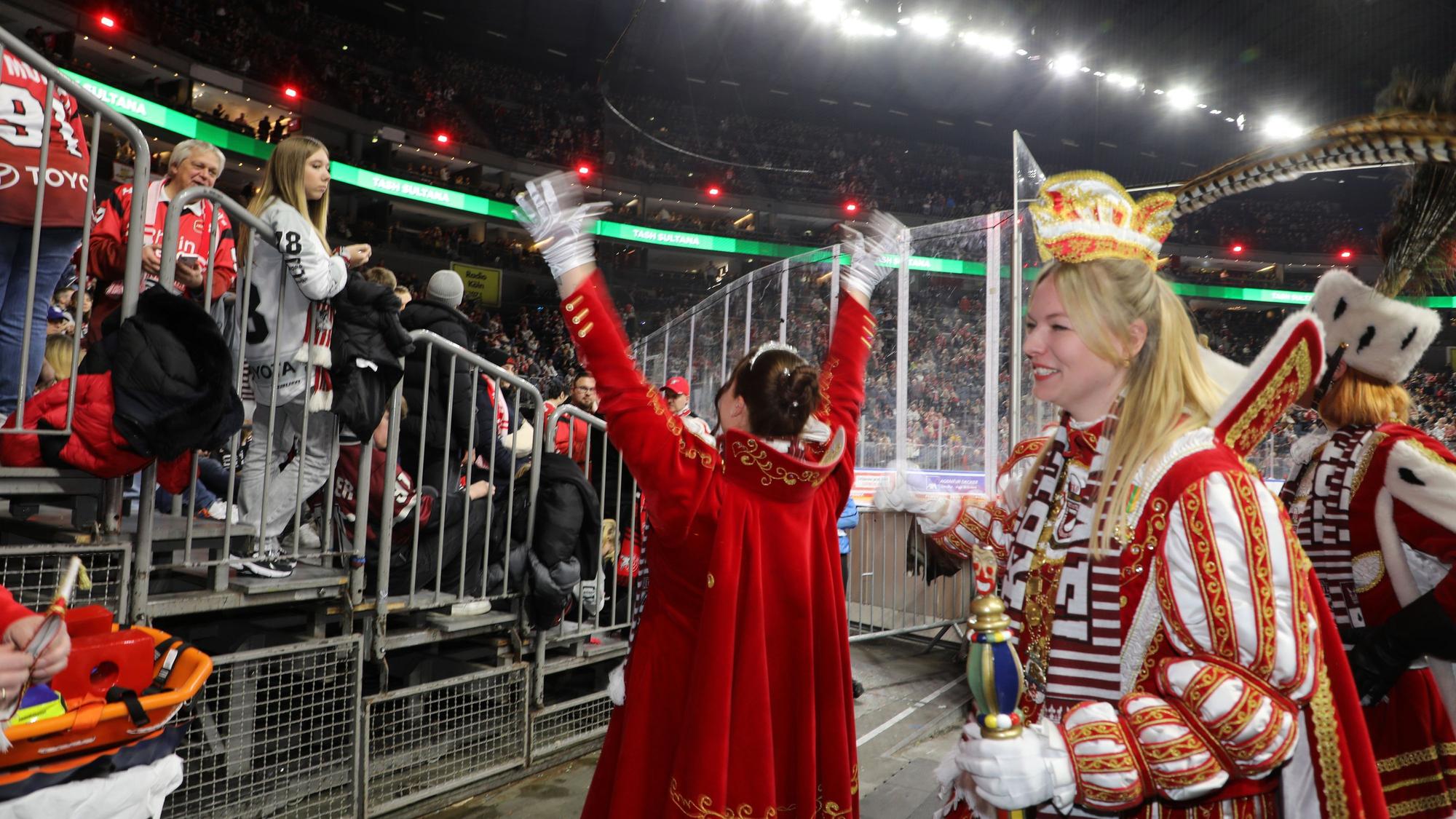 Jungfrau Alina jubelt dem Publikum in der Lanxess-Arena zu.