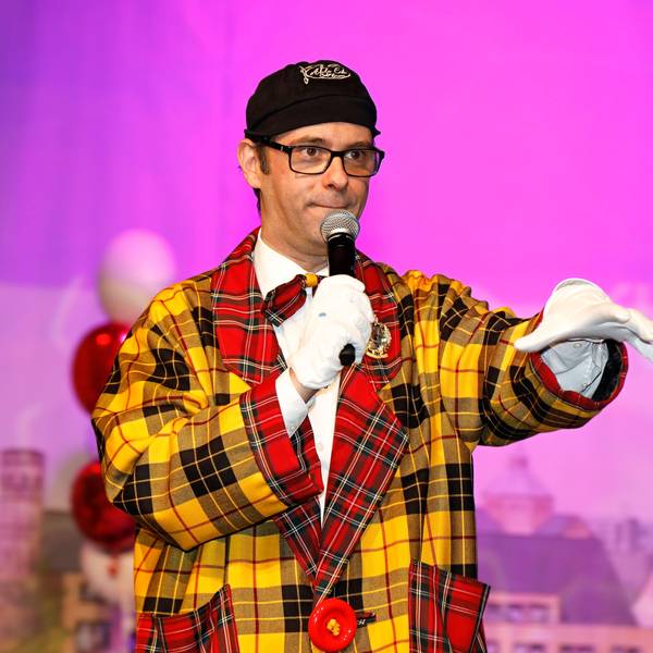 Marc Metzger steht bei einem Auftritt auf der Bühne.
